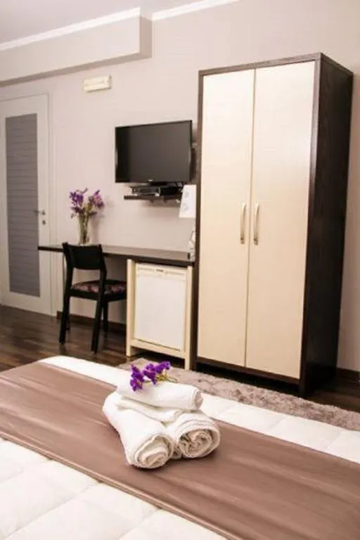 Vivar Hotel Tirana 3*,